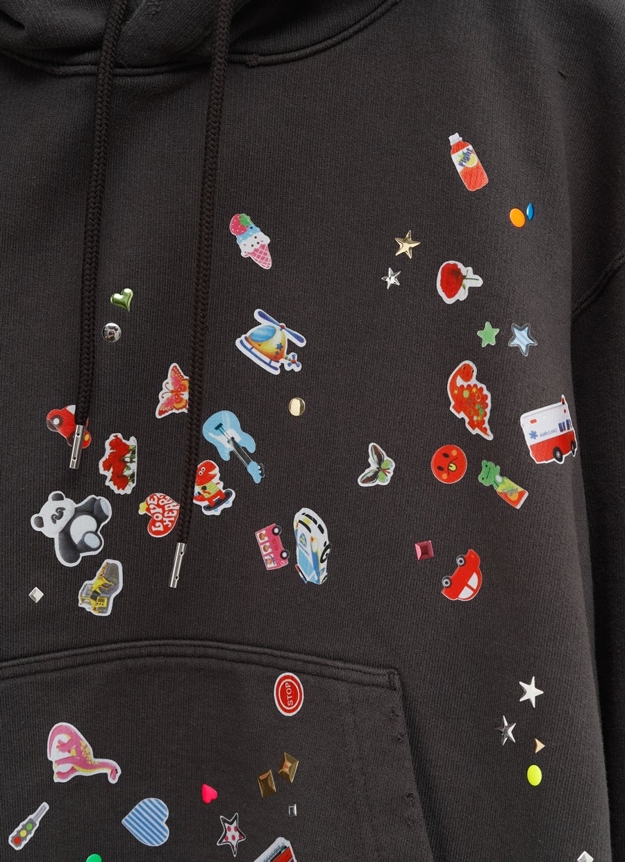 Sudadera con capucha y pegatinas