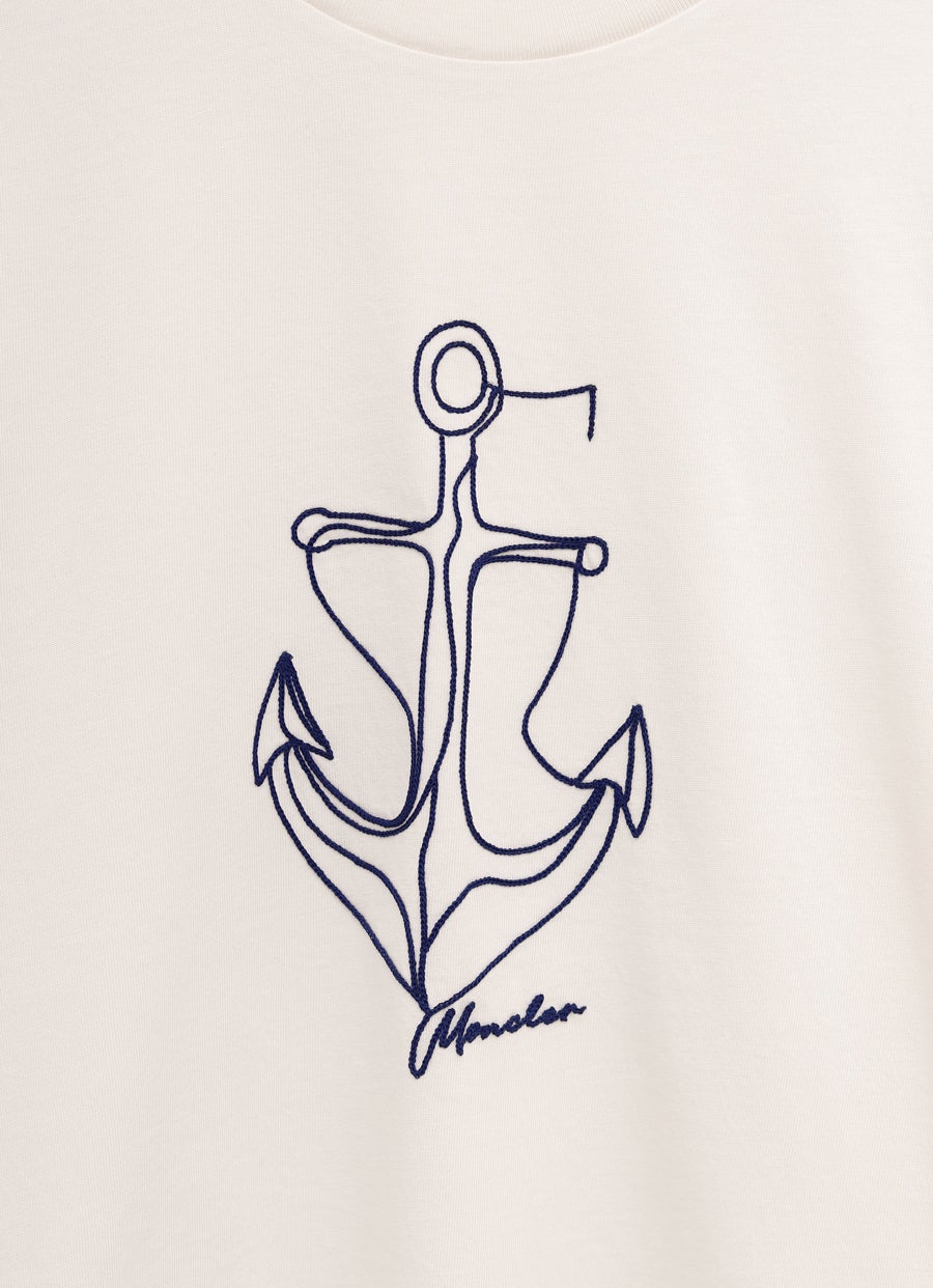 Camiseta con ancla bordado