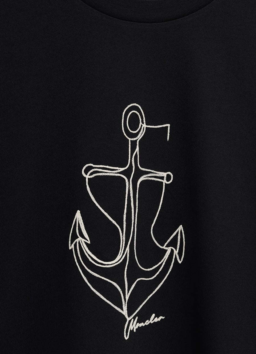 Camiseta con ancla bordado