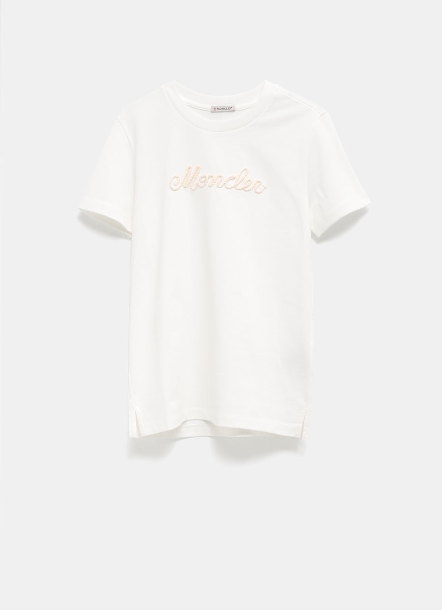 Camiseta con logo bordado