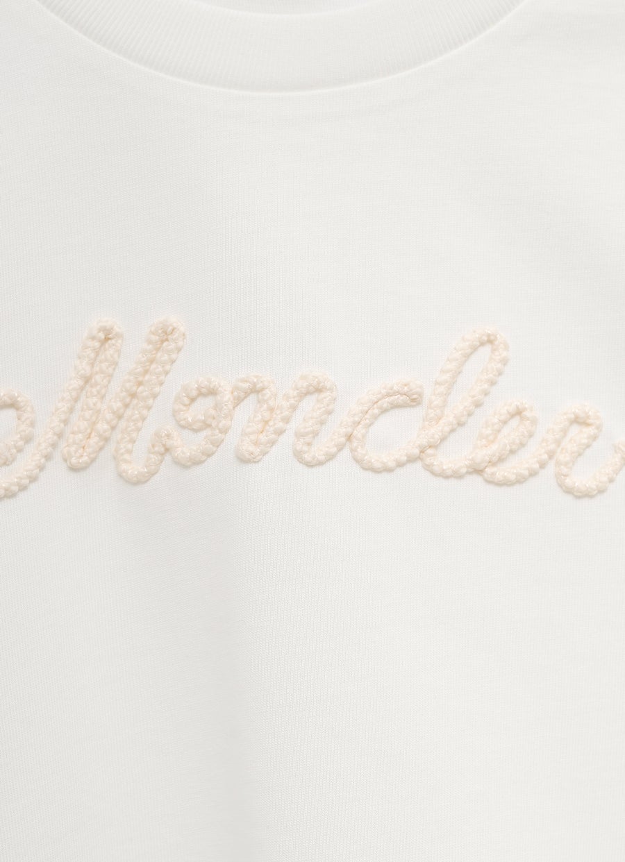 Camiseta con logo bordado