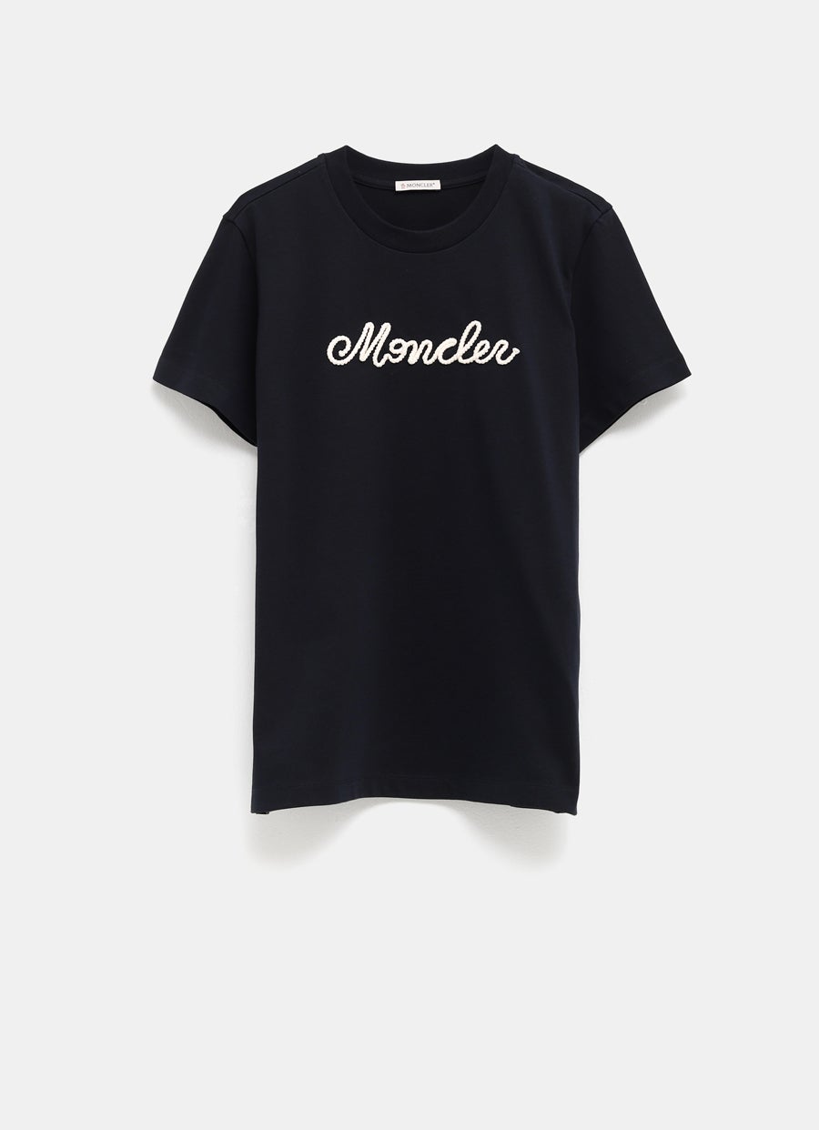 Camiseta con logo bordado