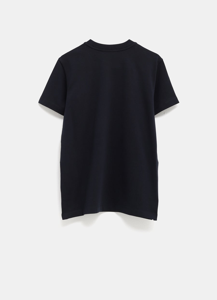 Camiseta con logo bordado