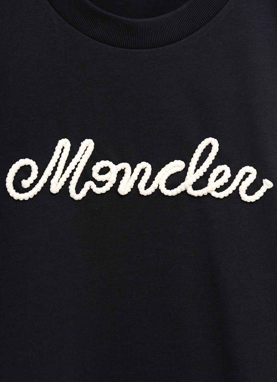 Camiseta con logo bordado