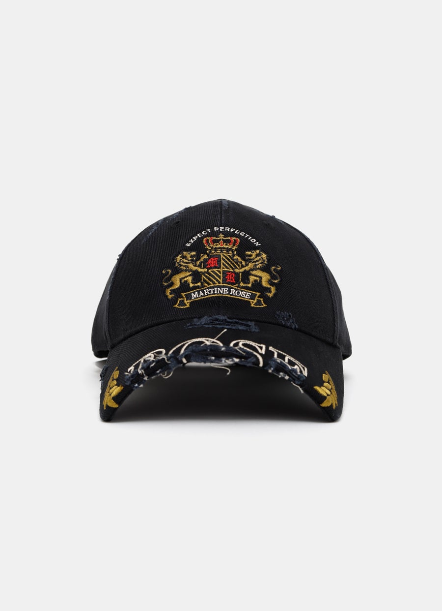 Gorra con visera cortada