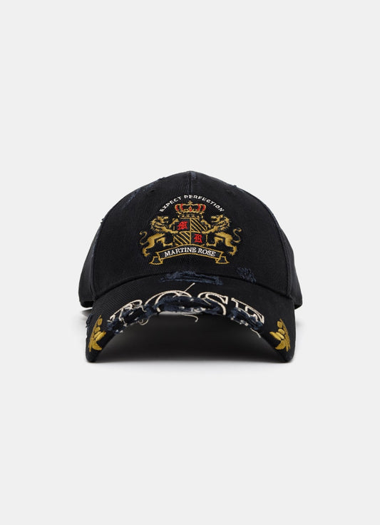 Gorra con visera cortada