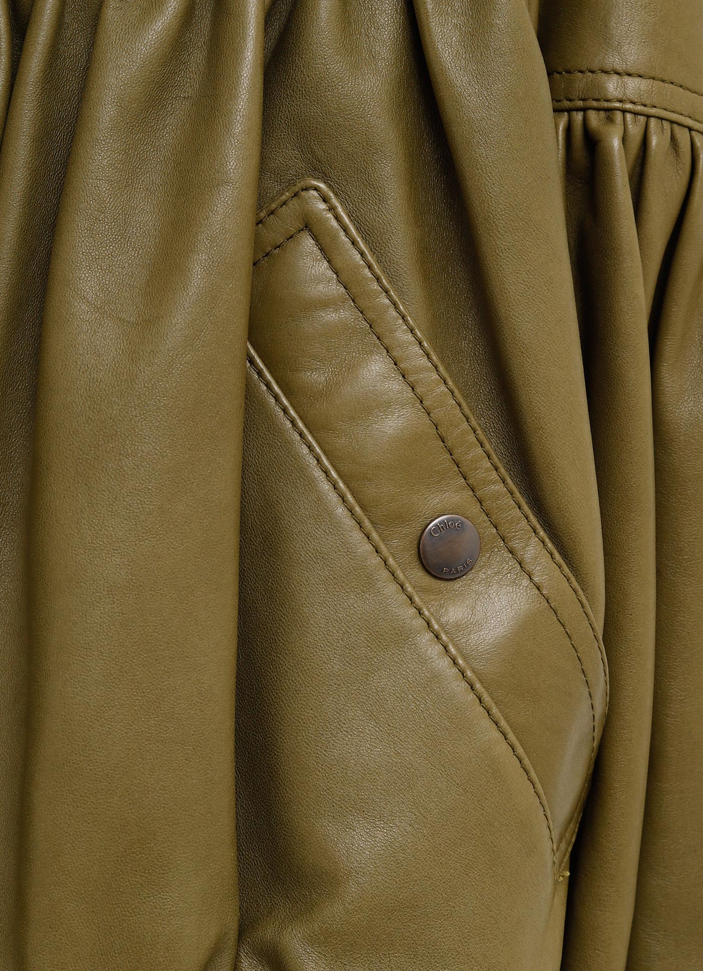 Chaqueta corta de cuello alto en piel