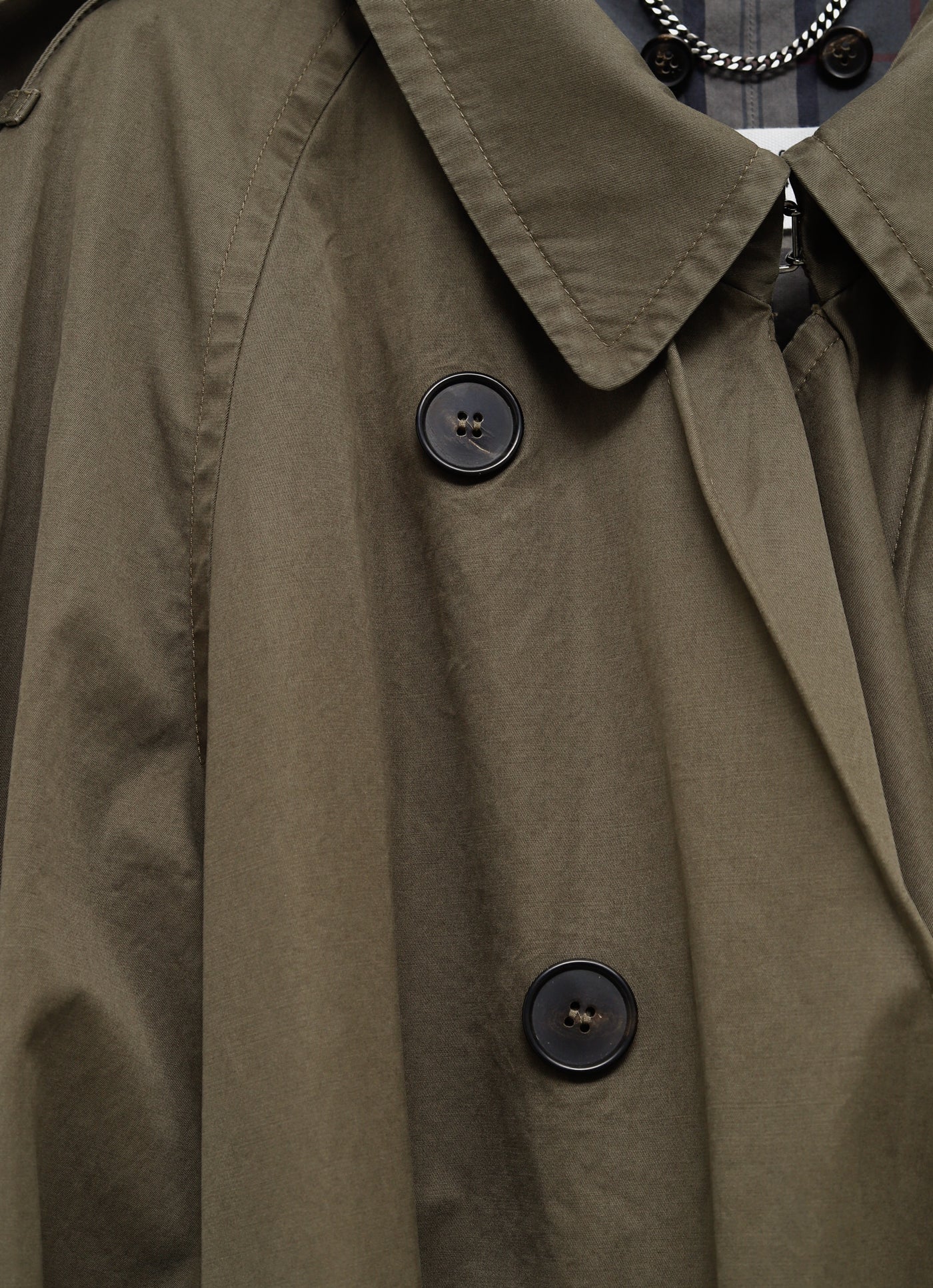 Gabardina con solapa transformable para mujer