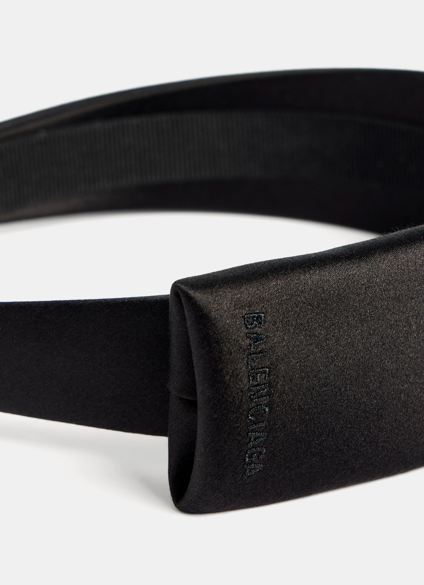 Diadema con logo bordado