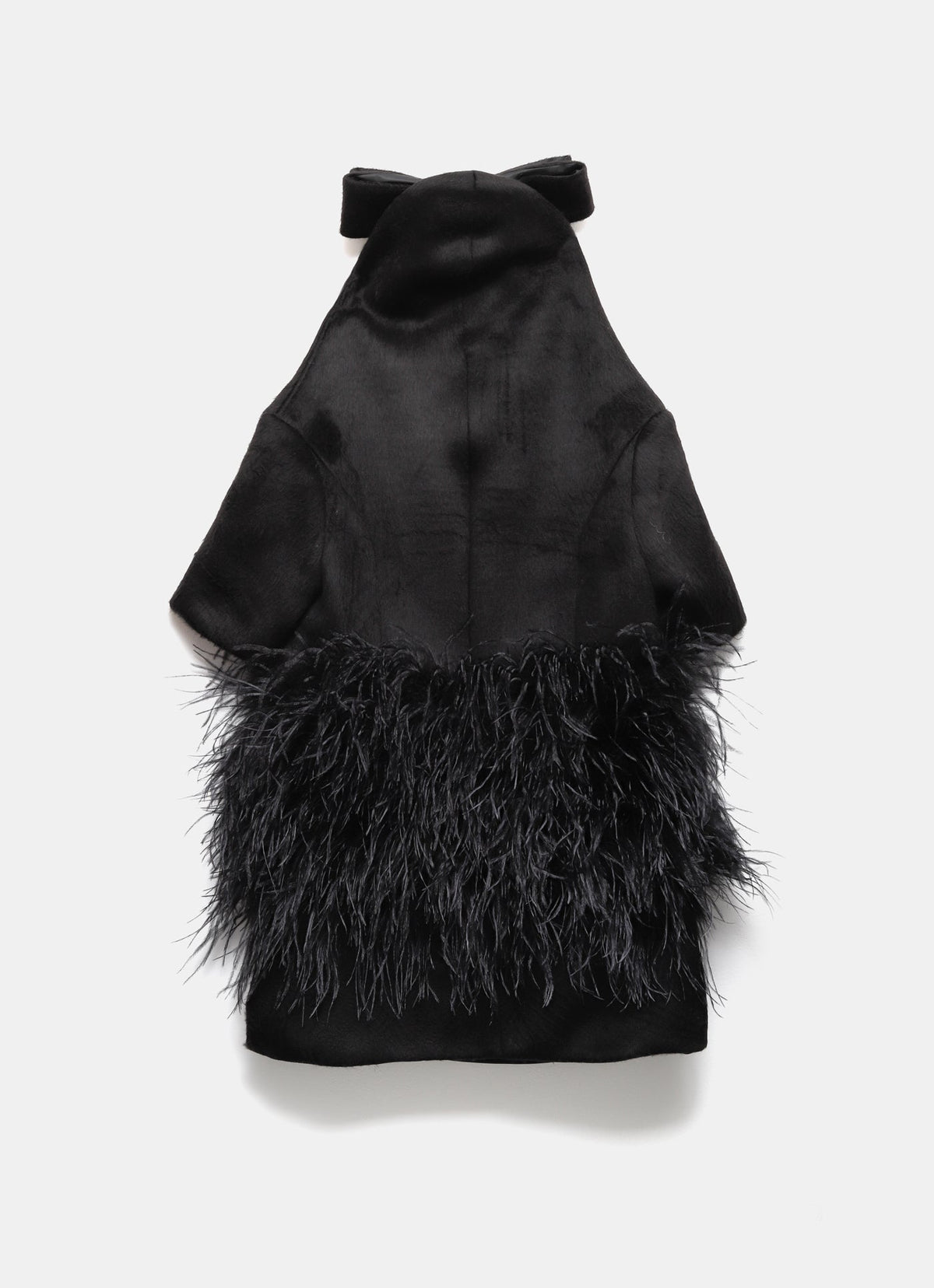 Traje mini con plumas y lazo