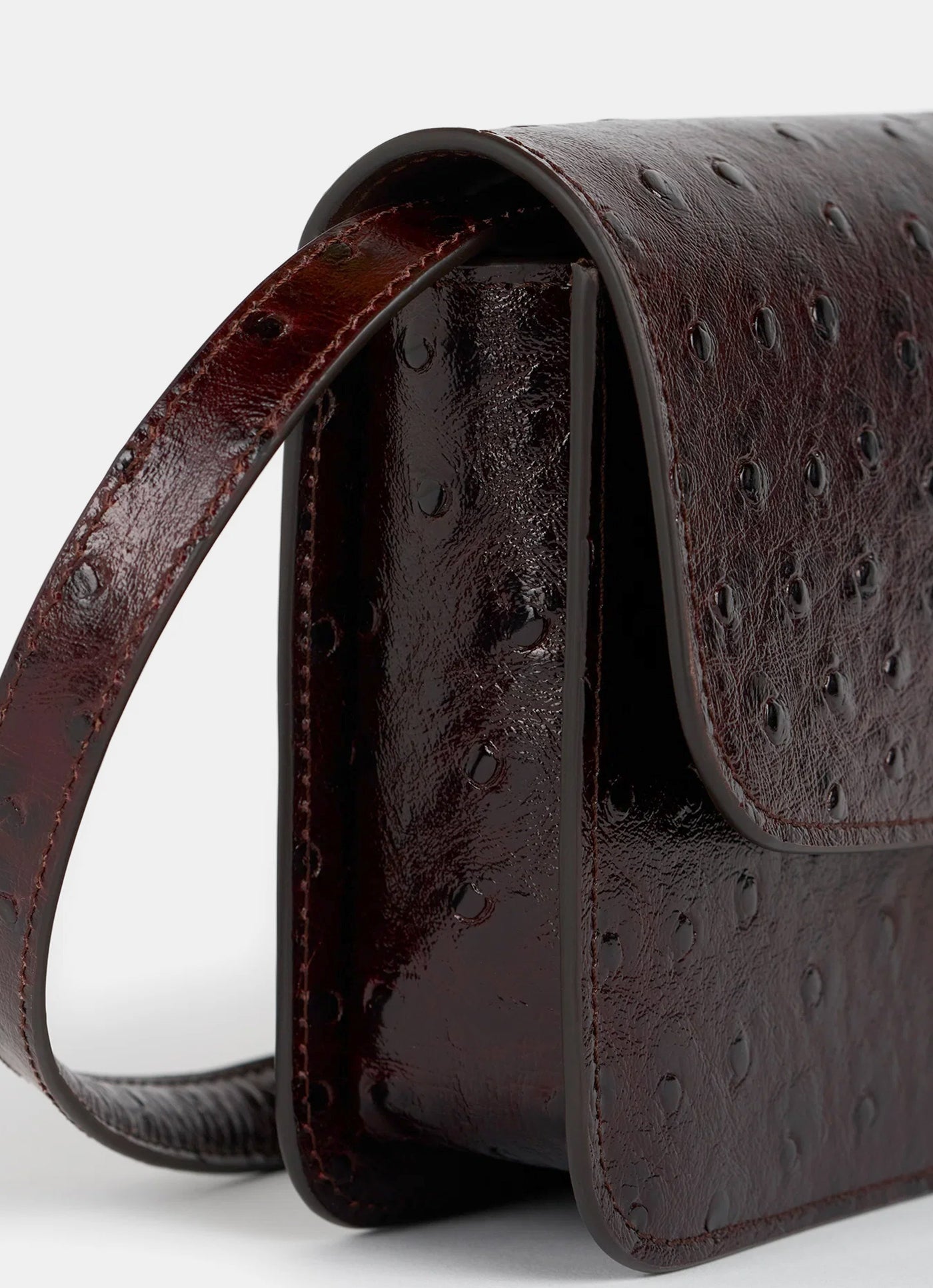 Bolso T-Lock con textura de avestruz