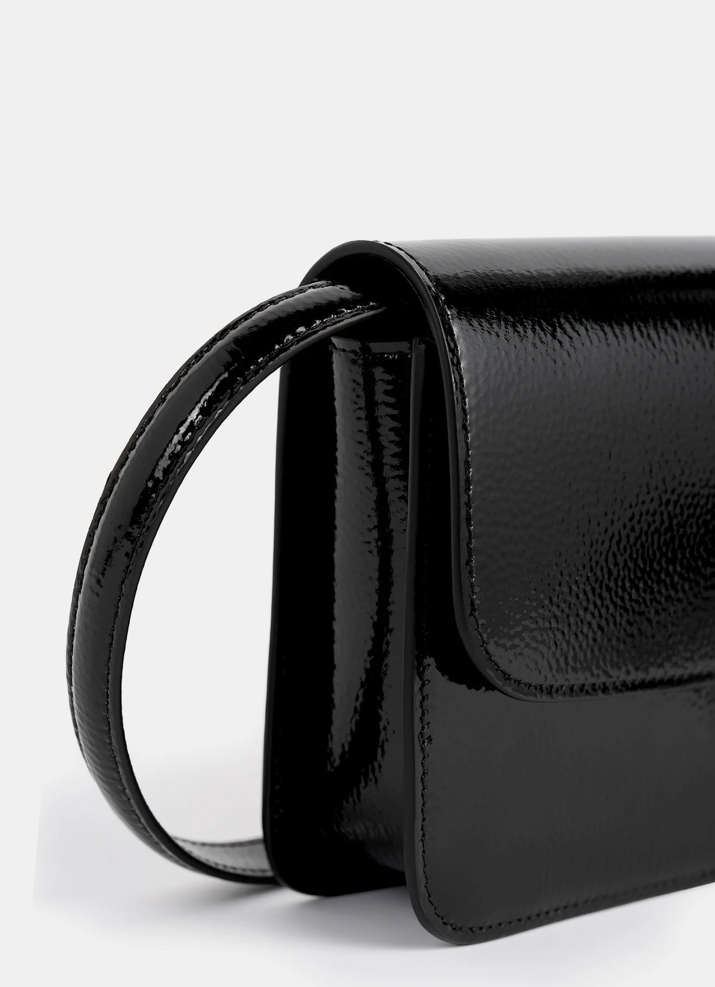 Bolso T-Lock de charol granulado