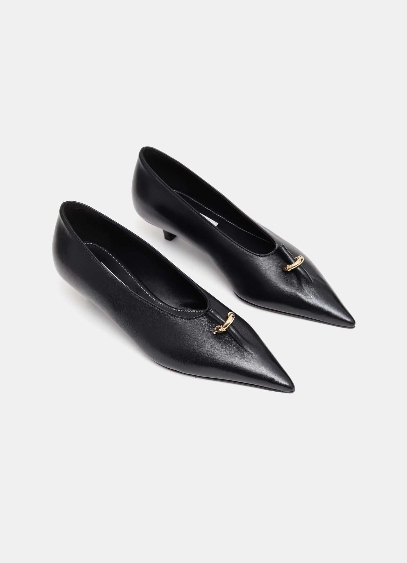 Zapato con detalle piercing