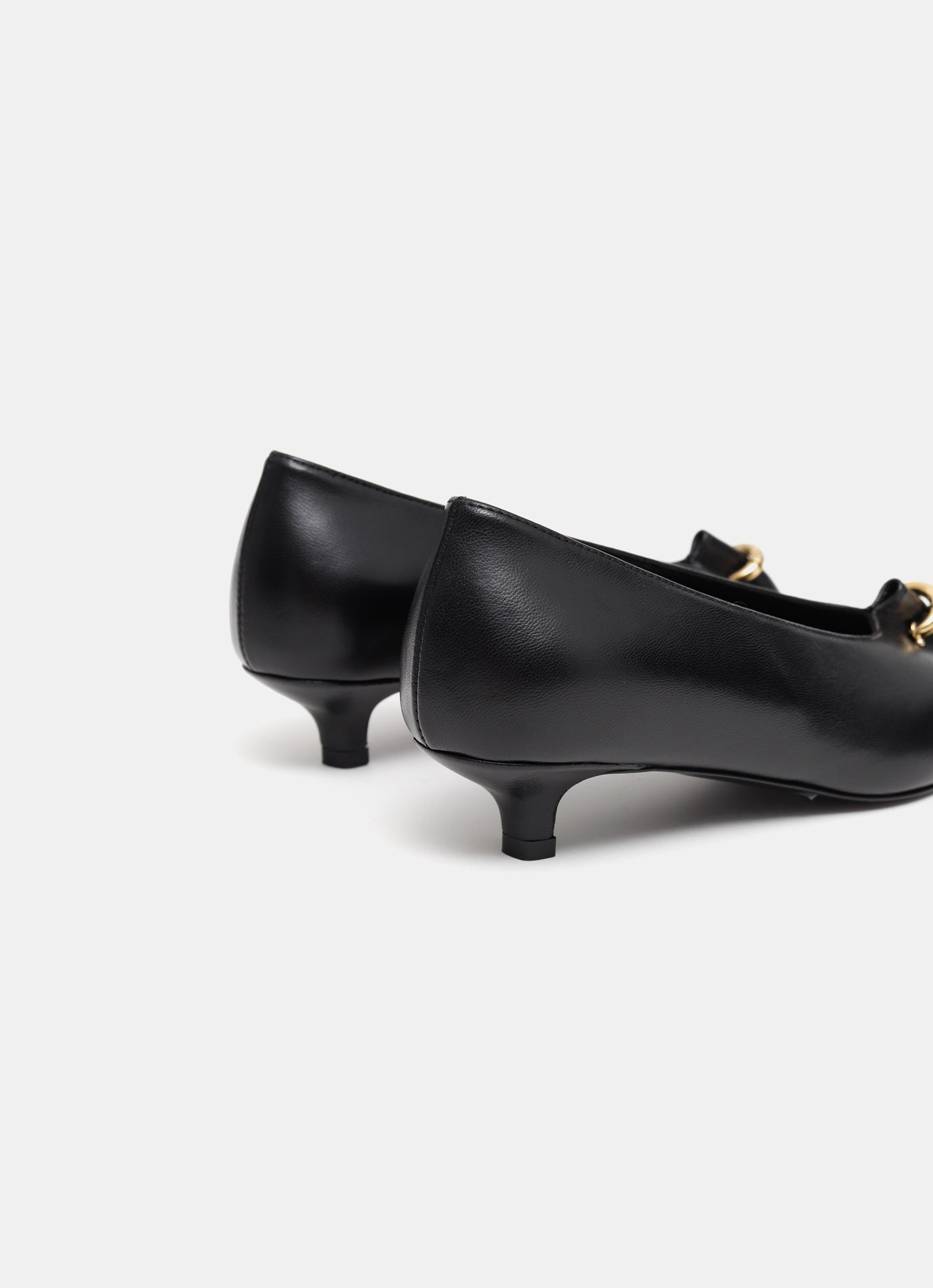 Zapato con detalle piercing