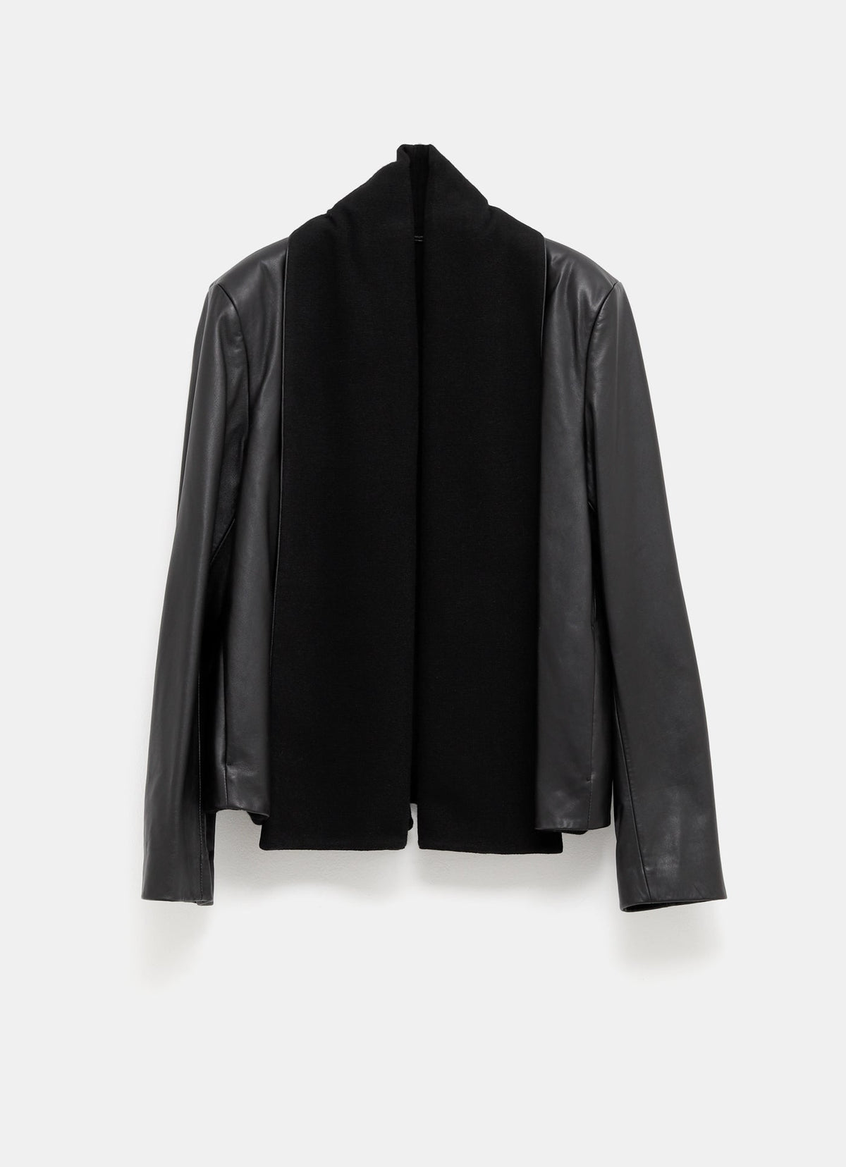Chaqueta de cuero con bufanda