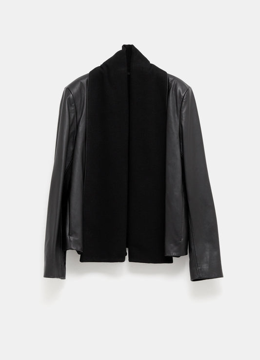 Chaqueta de cuero con bufanda