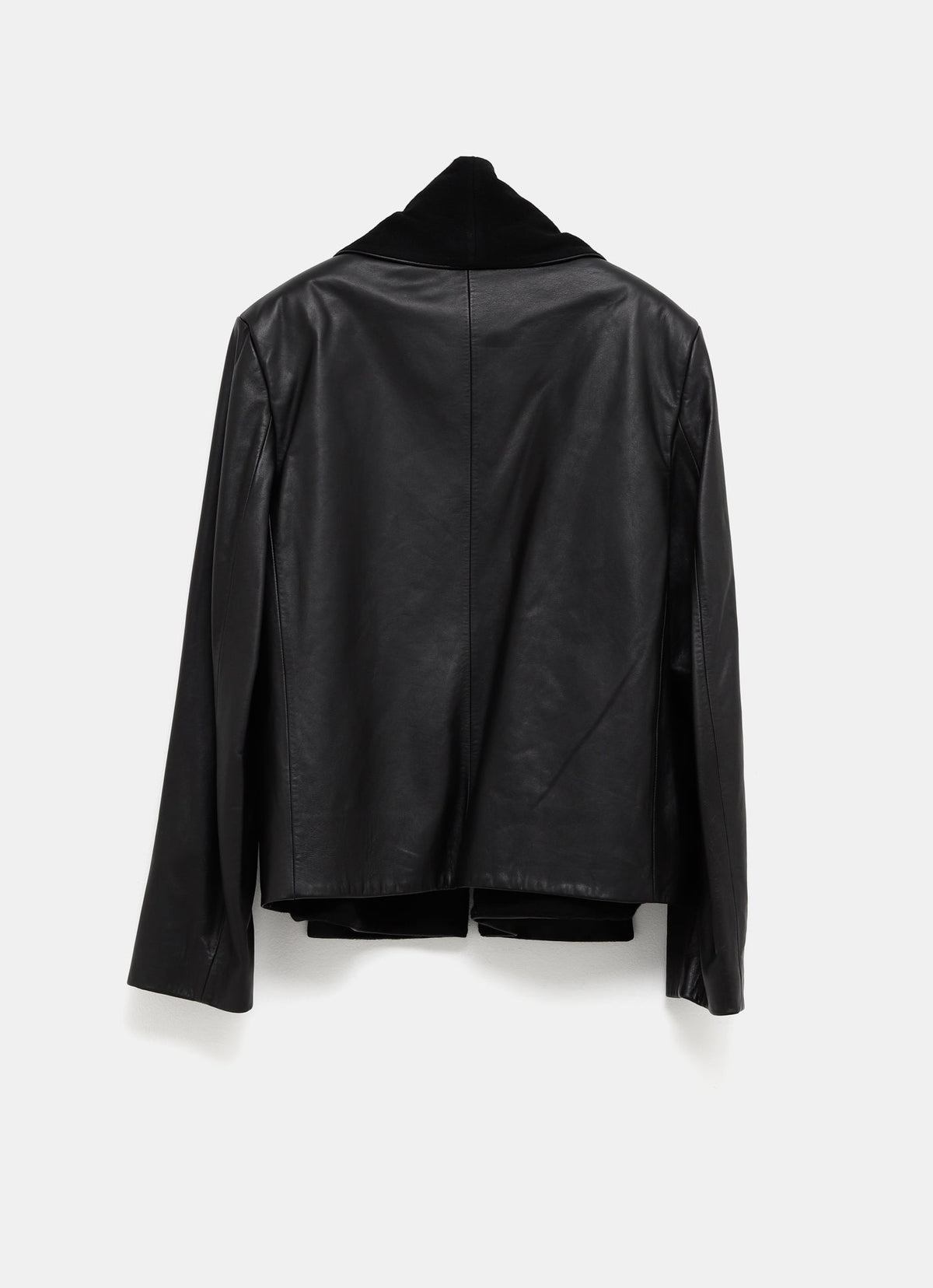 Chaqueta de cuero con bufanda