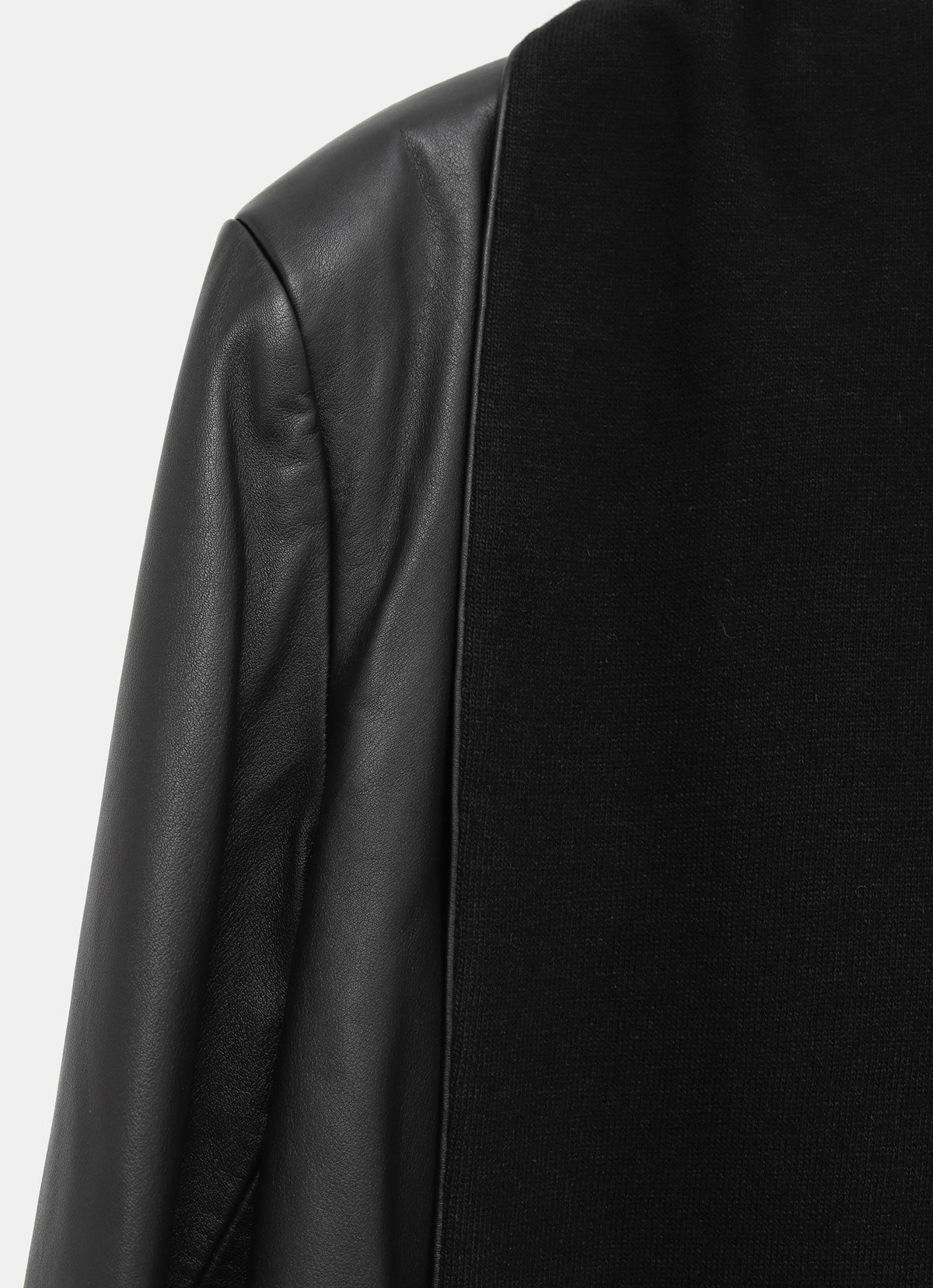 Chaqueta de cuero con bufanda