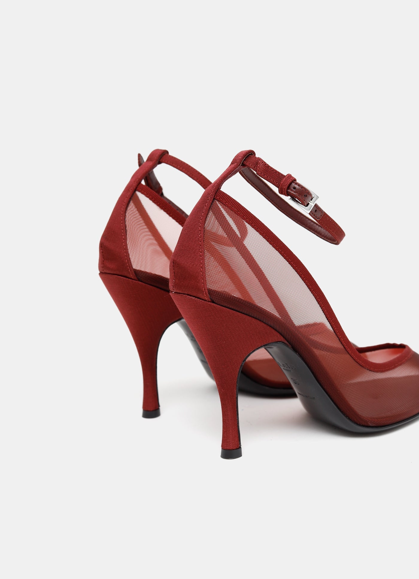 Zapato de salón de rejilla